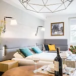 Old Town Premium Queen\'S Apartments